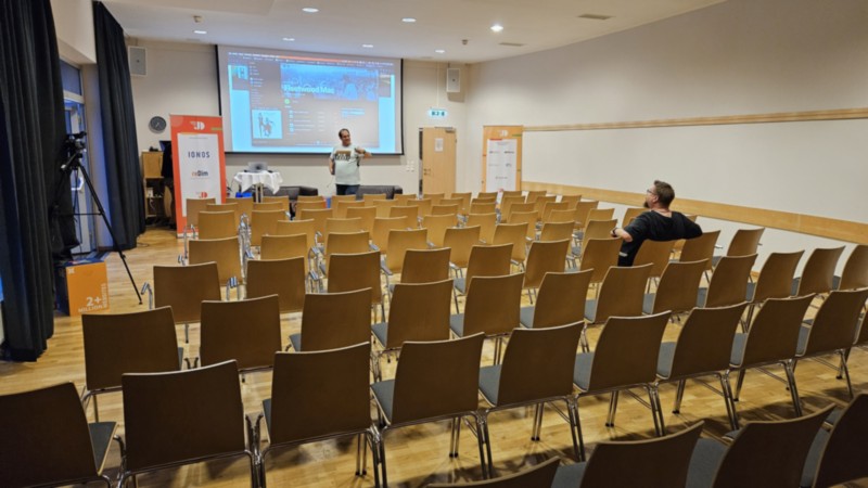 Leerer Rum kurz vor der Präsentation